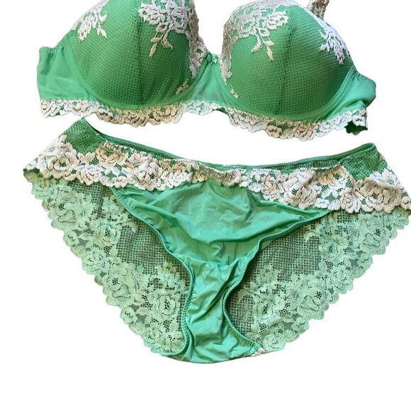 Intimissimmi green lace Pretty Flowers Sofia Balconette Bra and bottoms - Picture 3 of 8